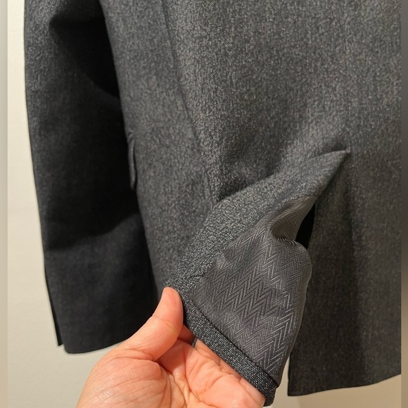 H&M charcoal and black sports coat in 40R - Picture 2 of 8